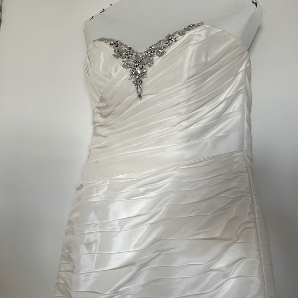 Wedding dress - Picture 1 of 4